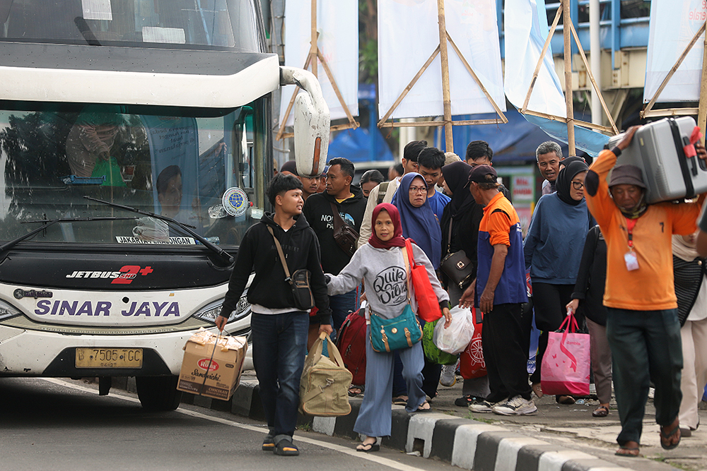 Suasana terminal Kampung Rambutan pada saat arus balik lebaran 2026. (BeritaNasional/Elvis Sendouw)