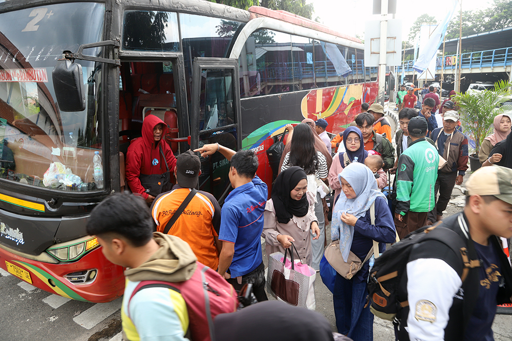 Suasana terminal Kampung Rambutan pada saat arus balik lebaran 2026. (BeritaNasional/Elvis Sendouw)