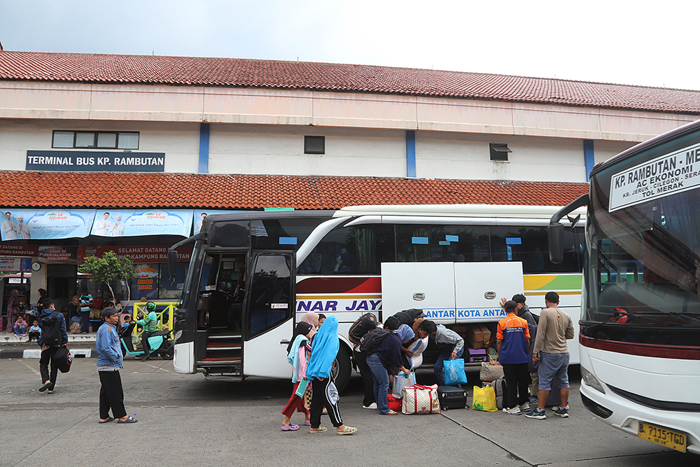Suasana terminal Kampung Rambutan pada saat arus balik lebaran 2026. (BeritaNasional/Elvis Sendouw)
