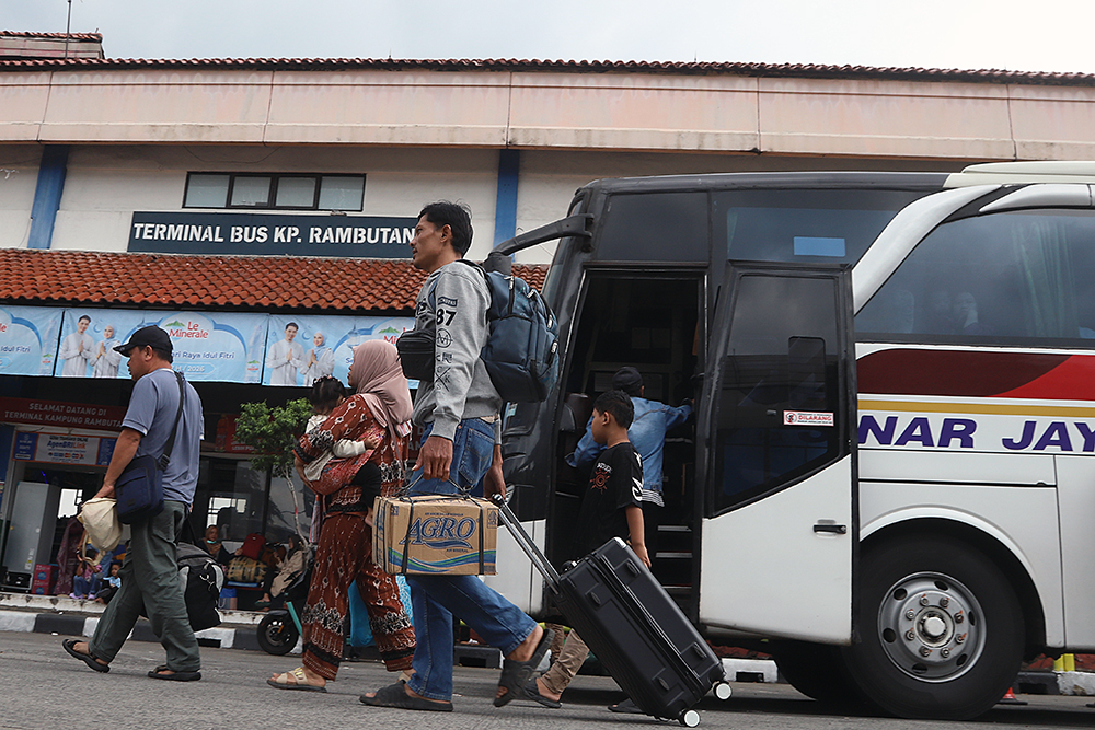 Suasana terminal Kampung Rambutan pada saat arus balik lebaran 2026. (BeritaNasional/Elvis Sendouw)