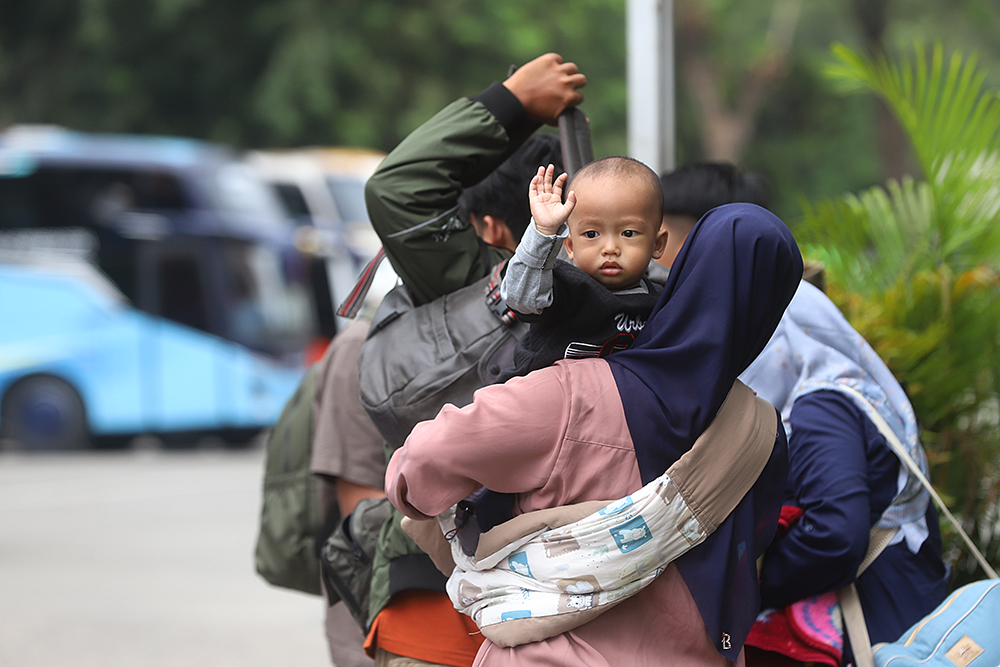 Suasana terminal Kampung Rambutan pada saat arus balik lebaran 2026. (BeritaNasional/Elvis Sendouw)