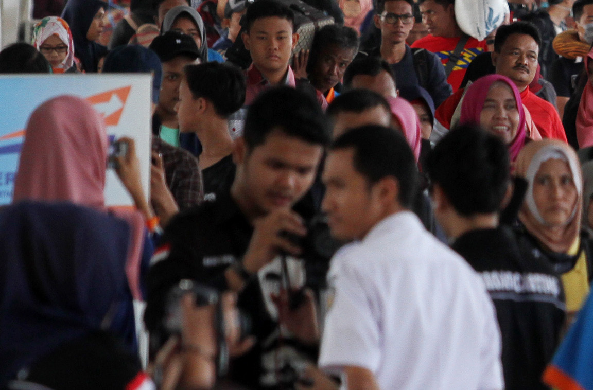 Sejumlah penumpang kereta api berjalan keluar setibanya di Stasiun Pasar Senen, Jakarta, Minggu (14/4/2024). (BeritaNasional.Com/Oke Atmaja)