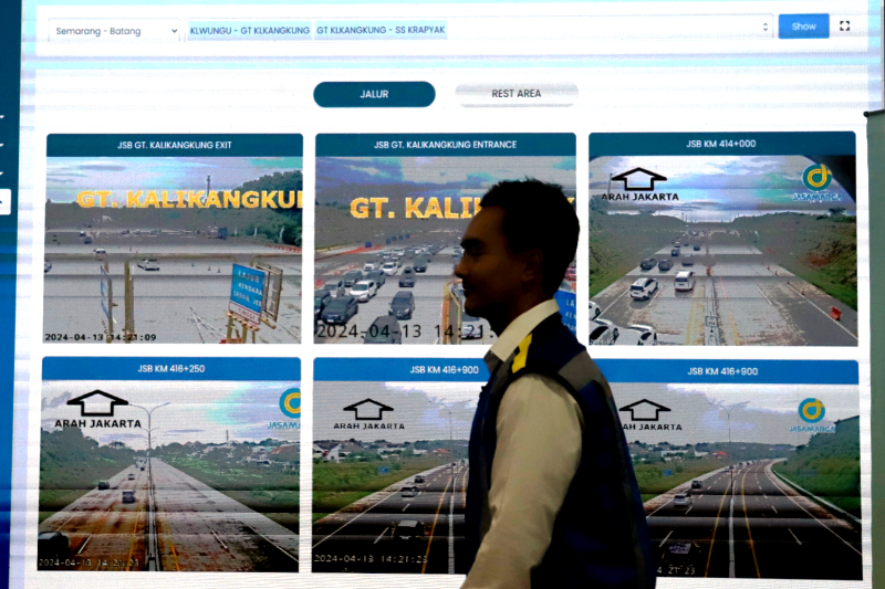 Arus balik lebaran tol Jakarta terapkan sistem contraflow.  (BeritaNasional/Elvis Sendouw)