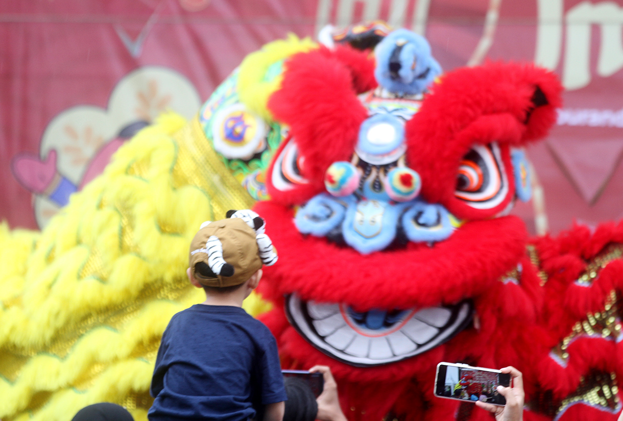 Masyarakat menyaksikan pertunjukan barongsai di Monumen Nasional (Monas), Jakarta, Selasa (28/1/2025). (BeritaNasional/Oke Atmaja)