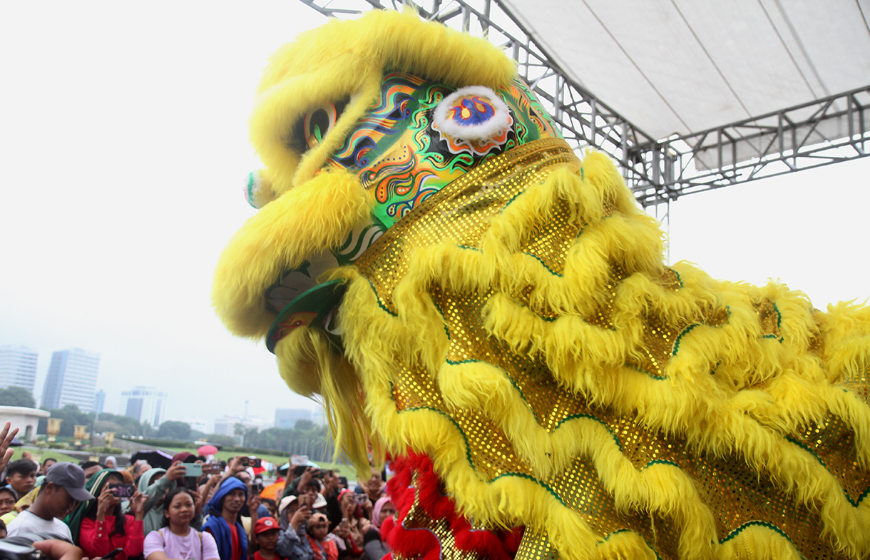 Masyarakat menyaksikan pertunjukan barongsai di Monumen Nasional (Monas), Jakarta, Selasa (28/1/2025). (BeritaNasional/Oke Atmaja)