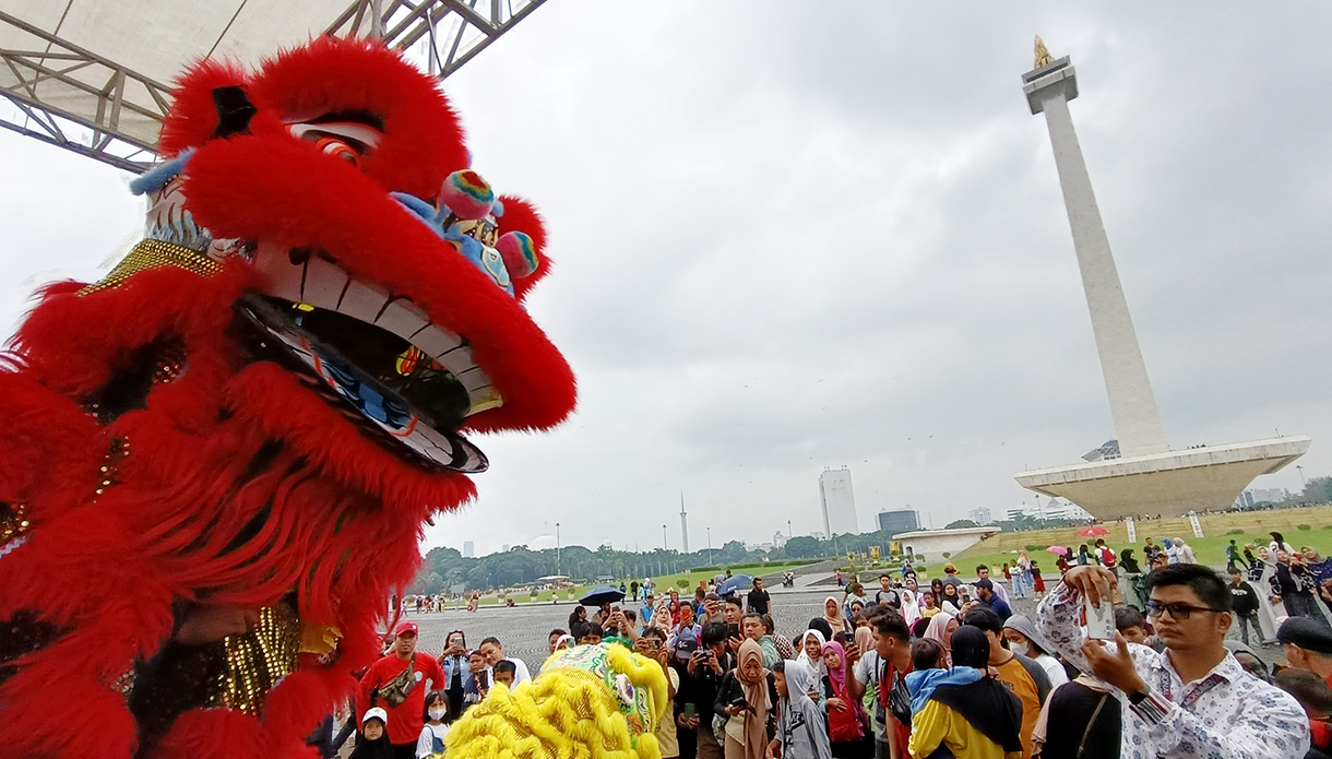 Masyarakat menyaksikan pertunjukan barongsai di Monumen Nasional (Monas), Jakarta, Selasa (28/1/2025). (BeritaNasional/Oke Atmaja)