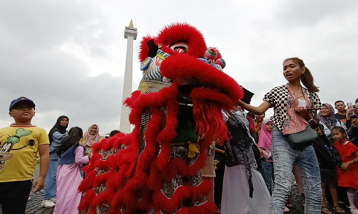 Masyarakat menyaksikan pertunjukan barongsai di Monumen Nasional (Monas), Jakarta, Selasa (28/1/2025). (BeritaNasional/Oke Atmaja)