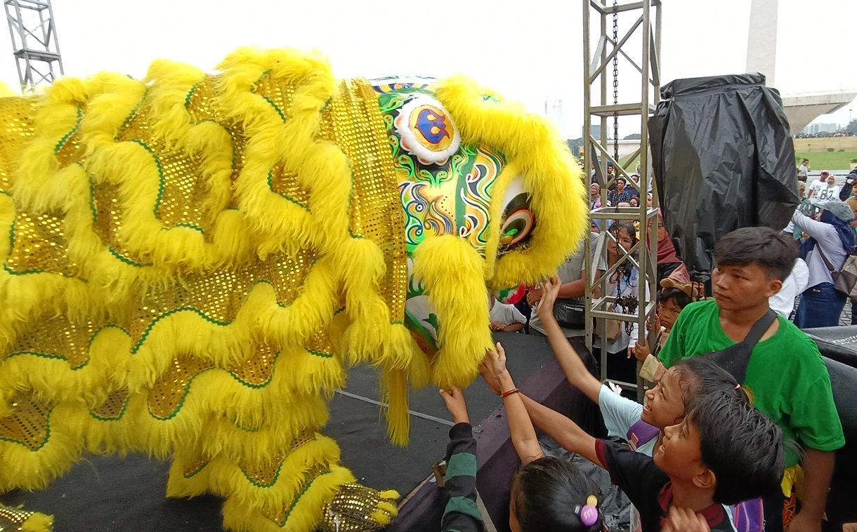 Masyarakat menyaksikan pertunjukan barongsai di Monumen Nasional (Monas), Jakarta, Selasa (28/1/2025). (BeritaNasional/Oke Atmaja)