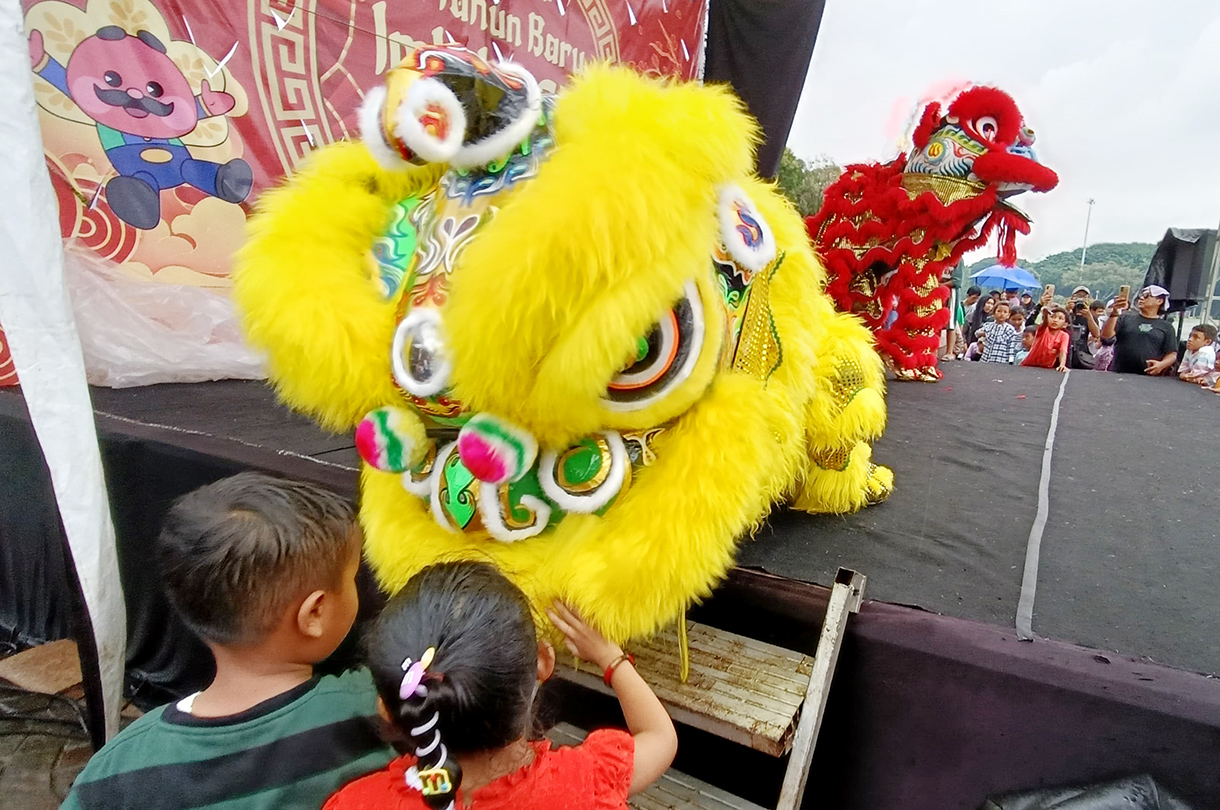 Masyarakat menyaksikan pertunjukan barongsai di Monumen Nasional (Monas), Jakarta, Selasa (28/1/2025). (BeritaNasional/Oke Atmaja)