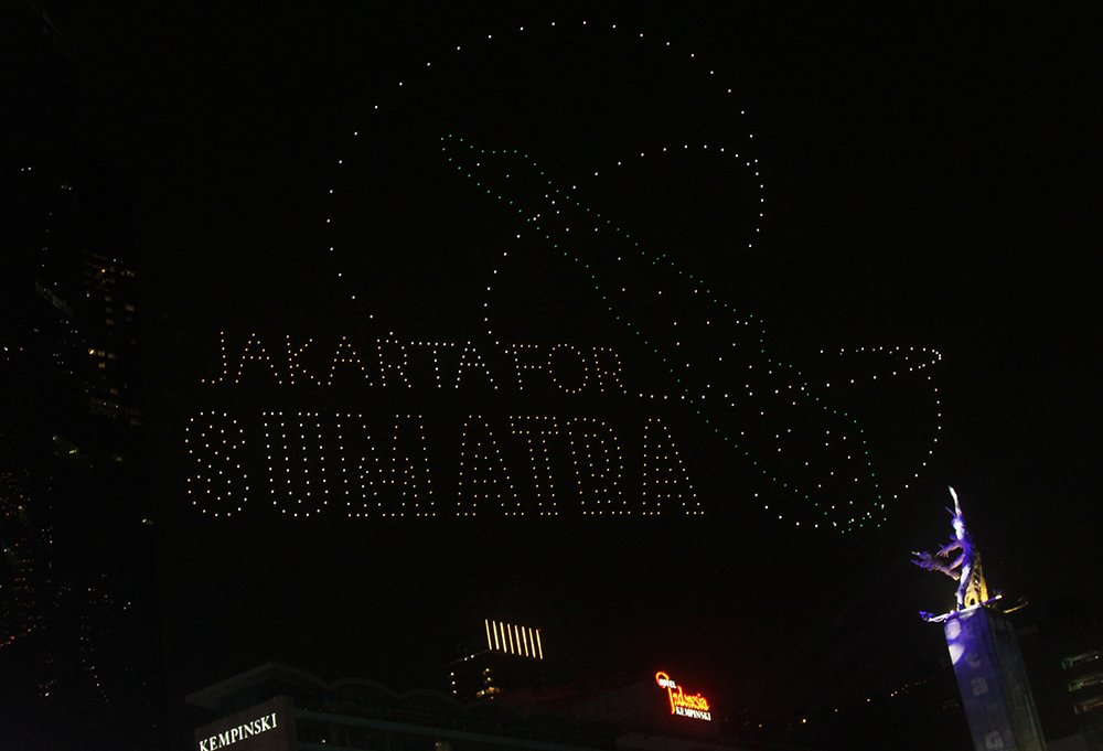 Atraksi drone hiasi langit Jakarta membentuk tulisan Jakarta For Sumatera. (BeritaNasional/Elvis Sendouw)