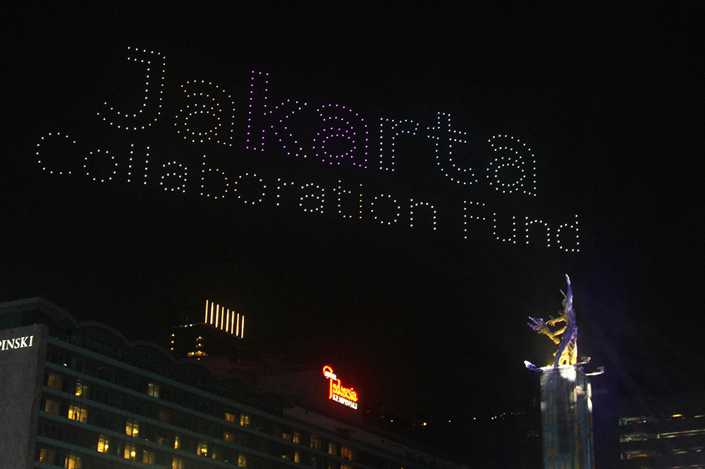 Atraksi drone hiasi langit Jakarta membentuk tulisan Jakarta For Sumatera. (BeritaNasional/Elvis Sendouw)
