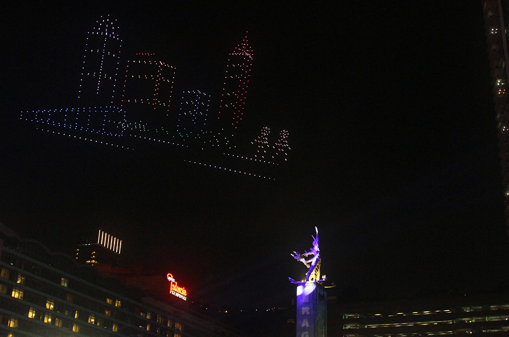 Atraksi drone hiasi langit Jakarta membentuk tulisan Jakarta For Sumatera. (BeritaNasional/Elvis Sendouw)