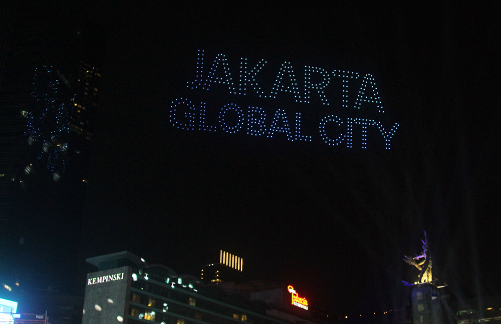 Atraksi drone hiasi langit Jakarta membentuk tulisan Jakarta For Sumatera. (BeritaNasional/Elvis Sendouw)