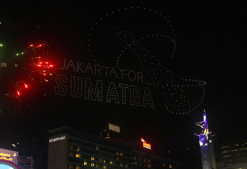 Atraksi drone hiasi langit Jakarta membentuk tulisan Jakarta For Sumatera. (BeritaNasional/Elvis Sendouw)