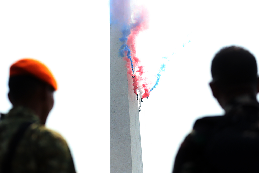 Atraksi 3 matra TNI di silang Monas pada HUT TNI ke 80. (BeritaNasional/Elvis Sendouw)