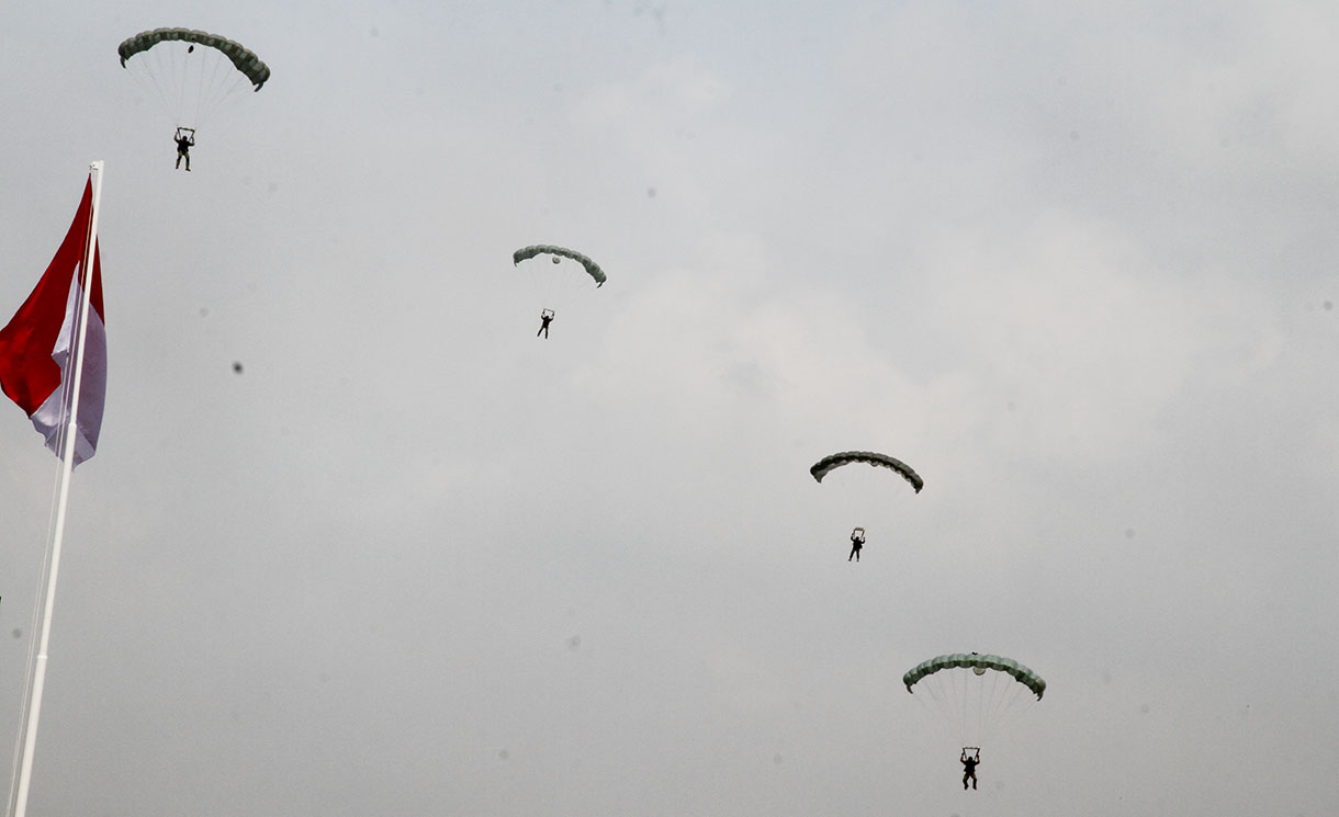 Sejumlah prajurit TNI melakukan terjun payung saat Hari Ulang Tahun (HUT) ke-79 Tentara Nasional Indonesia (TNI) di Lapangan Silang Monumen Nasional (Monas), Gambir, Jakarta Pusat, Sabtu(5/10/2024). (BeritaNasional.com/Oke Atmaja)