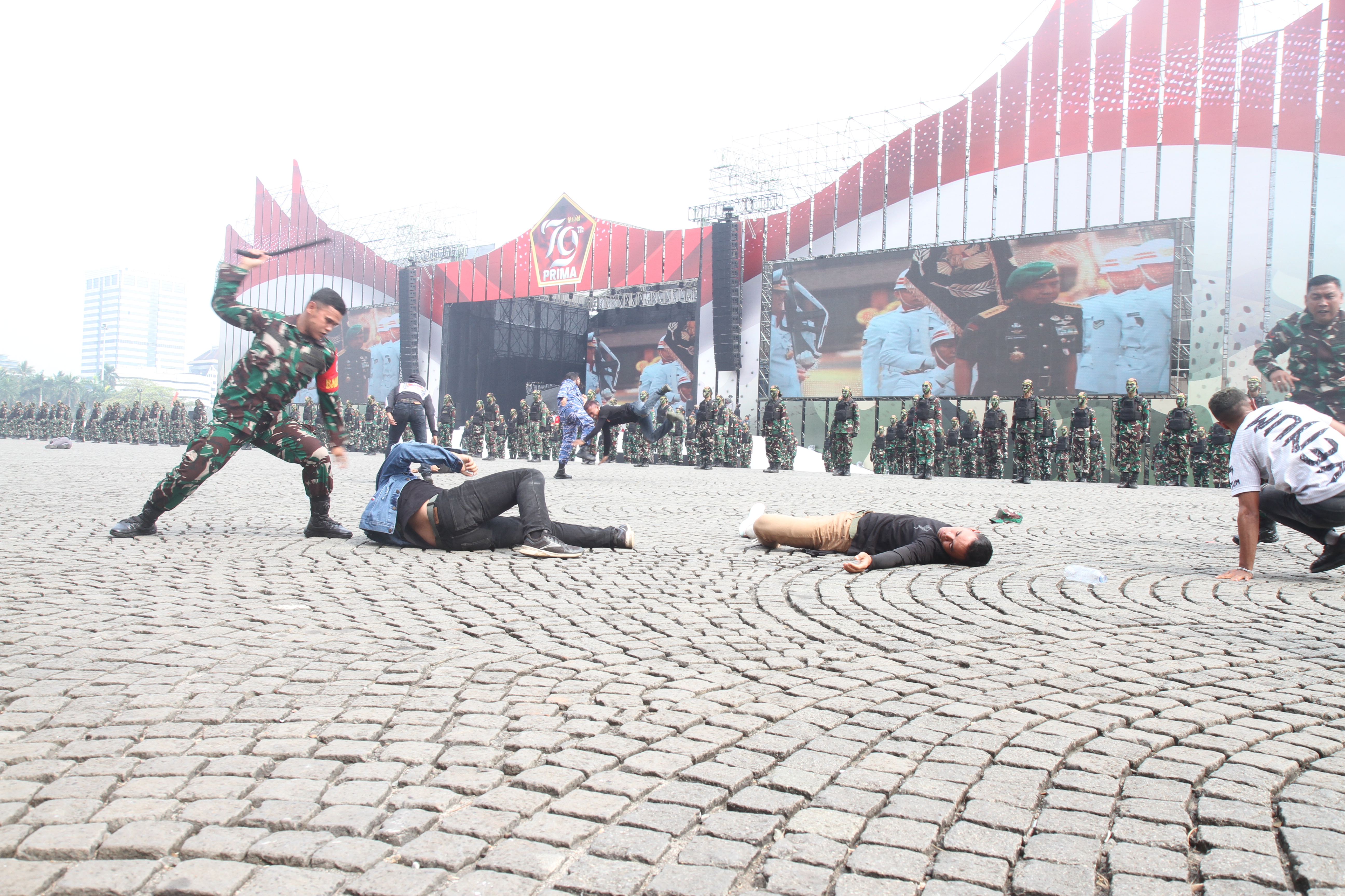 Sejumlah prajurit TNI melakukan terjun payung saat Hari Ulang Tahun (HUT) ke-79 Tentara Nasional Indonesia (TNI) di Lapangan Silang Monumen Nasional (Monas), Gambir, Jakarta Pusat, Sabtu(5/10/2024). (BeritaNasional.com/Oke Atmaja)