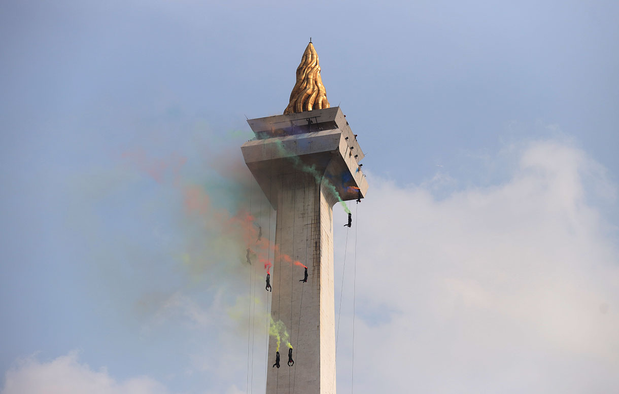 Sejumlah prajurit TNI melakukan terjun payung saat Hari Ulang Tahun (HUT) ke-79 Tentara Nasional Indonesia (TNI) di Lapangan Silang Monumen Nasional (Monas), Gambir, Jakarta Pusat, Sabtu(5/10/2024). (BeritaNasional.com/Oke Atmaja)