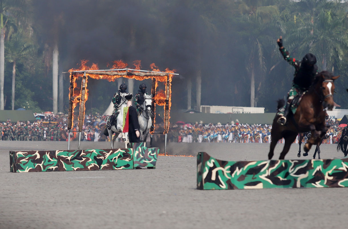 Sejumlah prajurit TNI melakukan terjun payung saat Hari Ulang Tahun (HUT) ke-79 Tentara Nasional Indonesia (TNI) di Lapangan Silang Monumen Nasional (Monas), Gambir, Jakarta Pusat, Sabtu(5/10/2024). (BeritaNasional.com/Oke Atmaja)