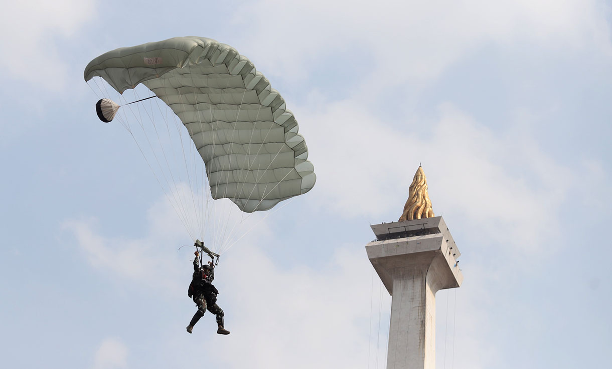 Sejumlah prajurit TNI melakukan terjun payung saat Hari Ulang Tahun (HUT) ke-79 Tentara Nasional Indonesia (TNI) di Lapangan Silang Monumen Nasional (Monas), Gambir, Jakarta Pusat, Sabtu(5/10/2024). (BeritaNasional.com/Oke Atmaja)