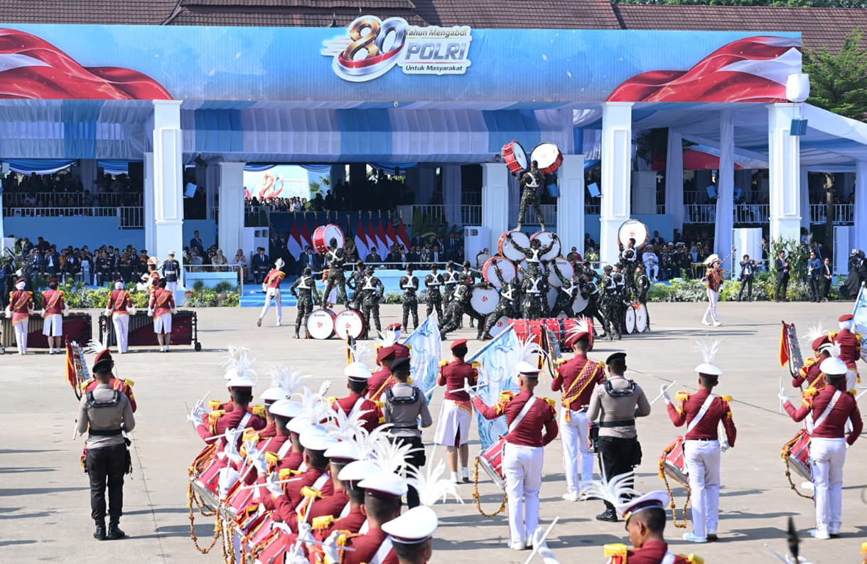 Anggota Polri dari Korps Brimob melakukan atraksi terjun payung pada peringatan HUT Ke-80 Bhayangkara di Pusat Latihan Brimob Polri, Cikeas, Bogor, Jawa Barat, Rabu (1/7/2026).  (Biropers)