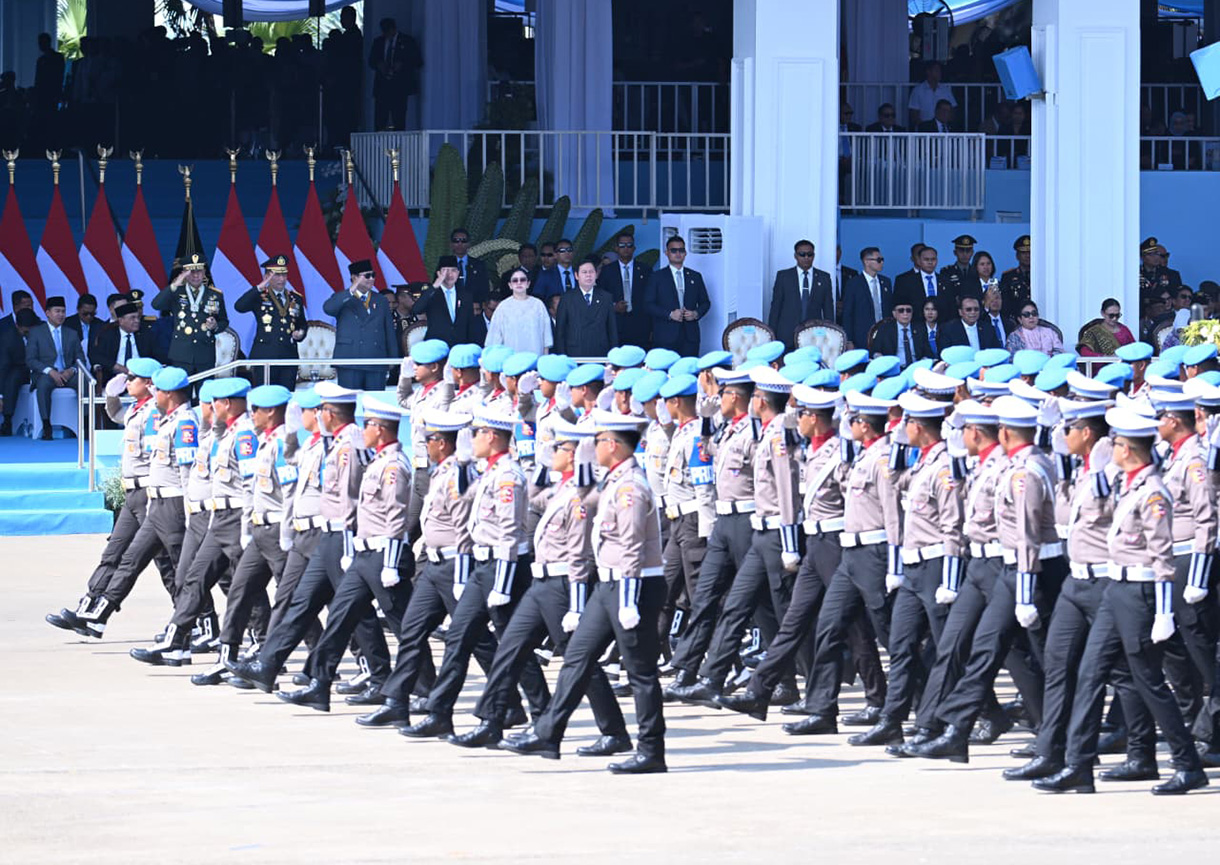 Anggota Polri dari Korps Brimob melakukan atraksi terjun payung pada peringatan HUT Ke-80 Bhayangkara di Pusat Latihan Brimob Polri, Cikeas, Bogor, Jawa Barat, Rabu (1/7/2026).  (Biropers)