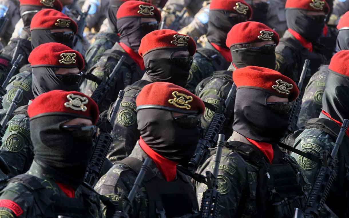 Robot K9 melakukan defile saat upacara HUT ke-79 Bhayangkara di kawasan Monumen Nasional (Monas), Jakarta, Selasa (1/7/2025).  (Beritanasional.com/Oke Atmaja)