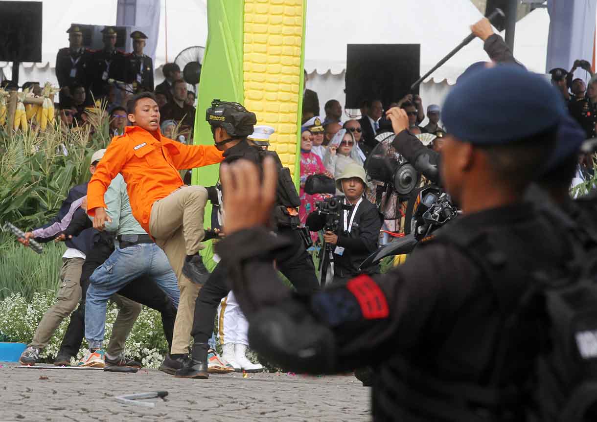 Robot K9 melakukan defile saat upacara HUT ke-79 Bhayangkara di kawasan Monumen Nasional (Monas), Jakarta, Selasa (1/7/2025).  (Beritanasional.com/Oke Atmaja)