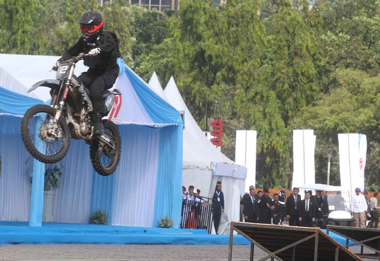 Robot K9 melakukan defile saat upacara HUT ke-79 Bhayangkara di kawasan Monumen Nasional (Monas), Jakarta, Selasa (1/7/2025).  (Beritanasional.com/Oke Atmaja)