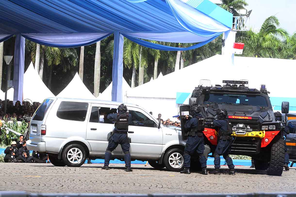 Robot K9 melakukan defile saat upacara HUT ke-79 Bhayangkara di kawasan Monumen Nasional (Monas), Jakarta, Selasa (1/7/2025).  (Beritanasional.com/Oke Atmaja)