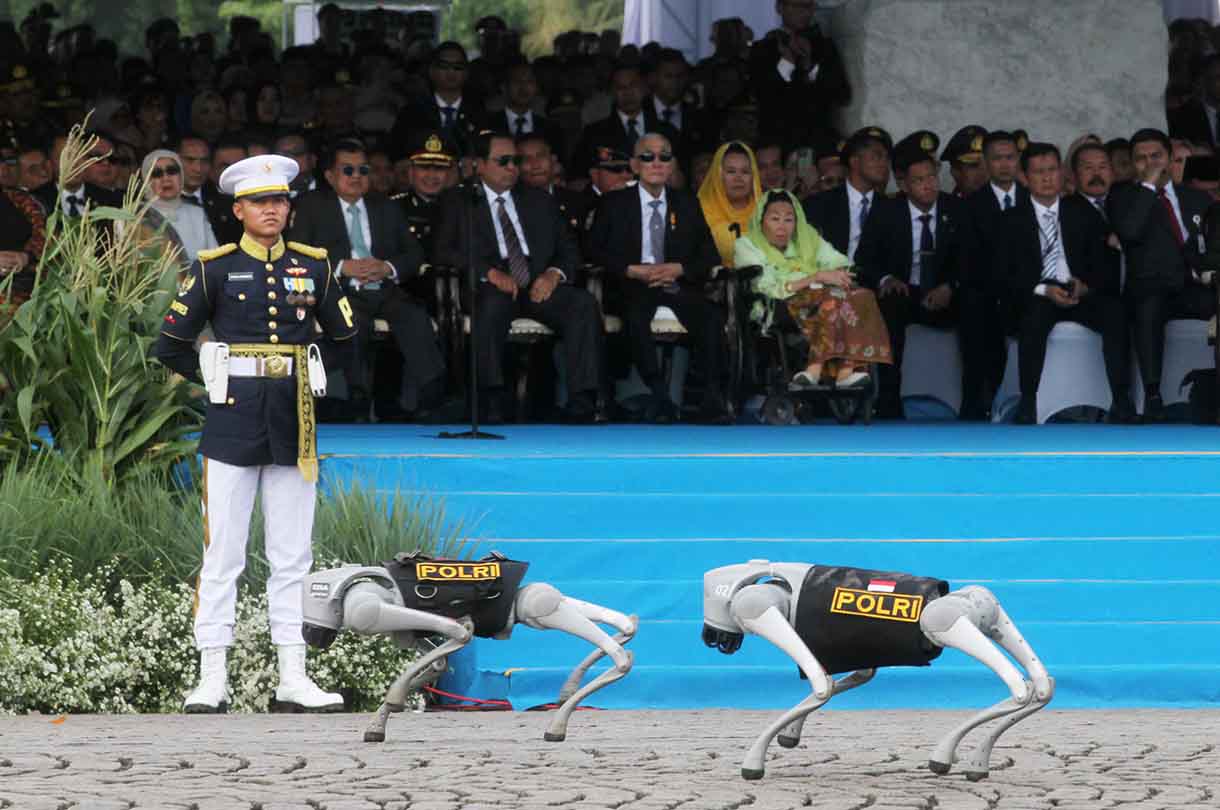 Robot K9 melakukan defile saat upacara HUT ke-79 Bhayangkara di kawasan Monumen Nasional (Monas), Jakarta, Selasa (1/7/2025).  (Beritanasional.com/Oke Atmaja)