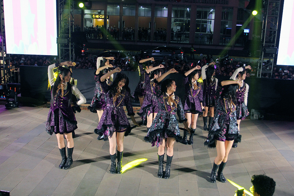 JKT48 menghibur pengunjung saat peluncuran HYPE 5 AMD X3 Lollipop Edition. (BeritaNasional/Elvis Sendouw)