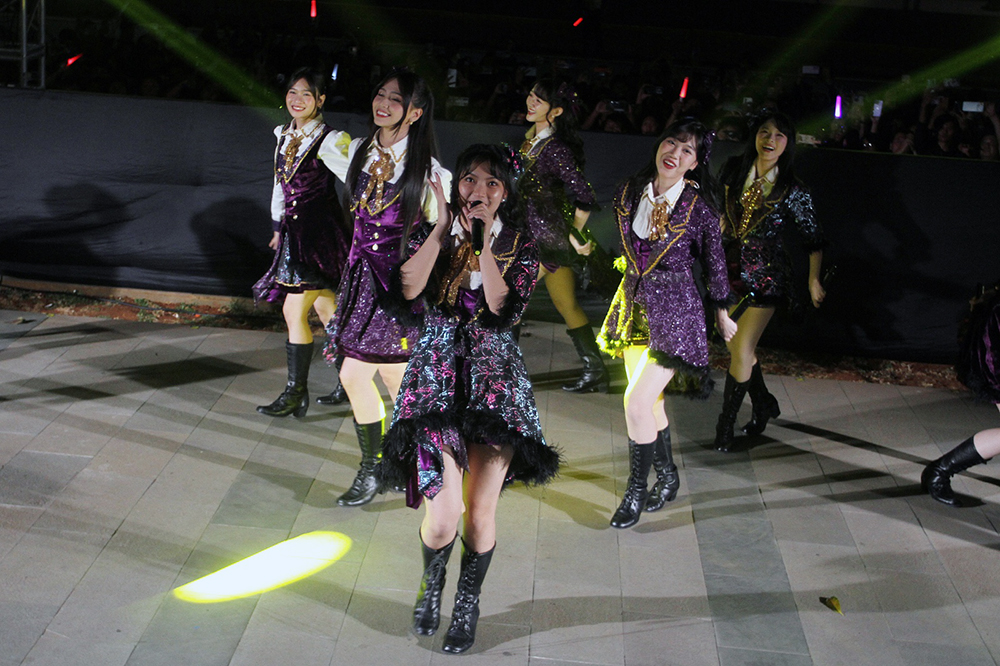 JKT48 menghibur pengunjung saat peluncuran HYPE 5 AMD X3 Lollipop Edition. (BeritaNasional/Elvis Sendouw)