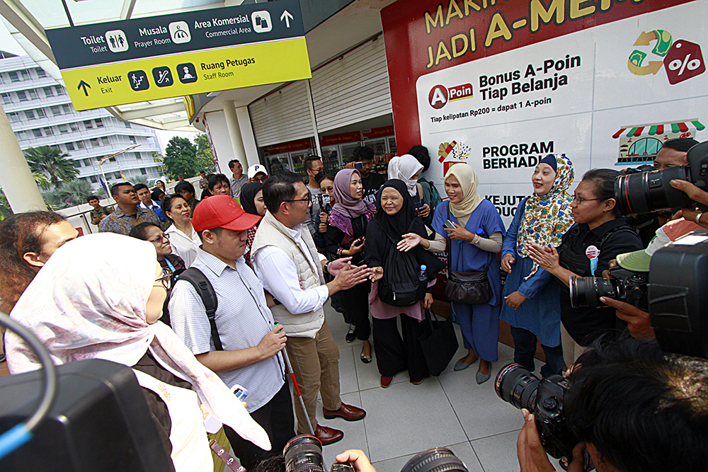 Bakal calon Gubernur Jakarta meninjau fasilitas umum untuk  disabilitas di Jakarta. (BeritaNasional/Elvis Sendouw)