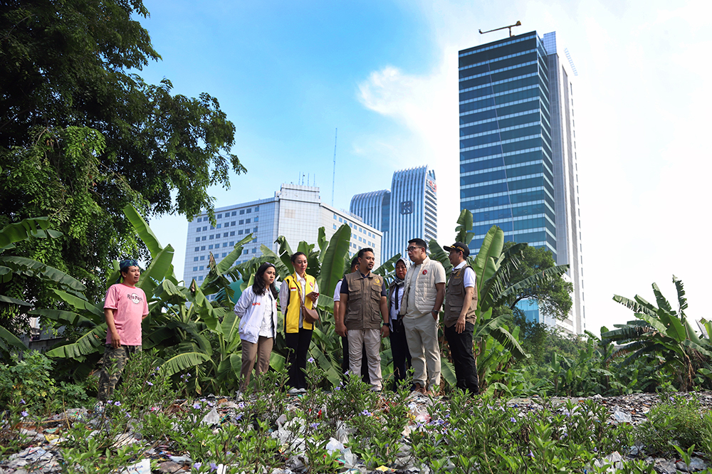 Calon Gubernur Jakarta nomor urut 1 Ridwan Kamil blusukan ke pemukiman Pancoran. (BeritaNasional/Elvis Sendouw)