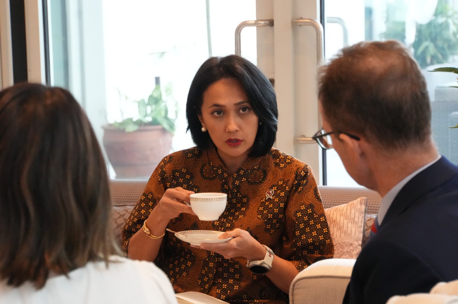 Bahas Peluang dan Tantangan Pekerja Migran di Inggris, Wamen Christina Temui Dubes Dominic Wakil Menteri Pelindungan Pekerja Migran Indonesia (Wamen P2MI), Christina Aryani melakukan pertemuan dengan Duta Besar Inggris untuk Indonesia dan Timor Leste, Dominic Jermey. (BeritaNasional/Elvis Sendouw/HO Hms P2MI)