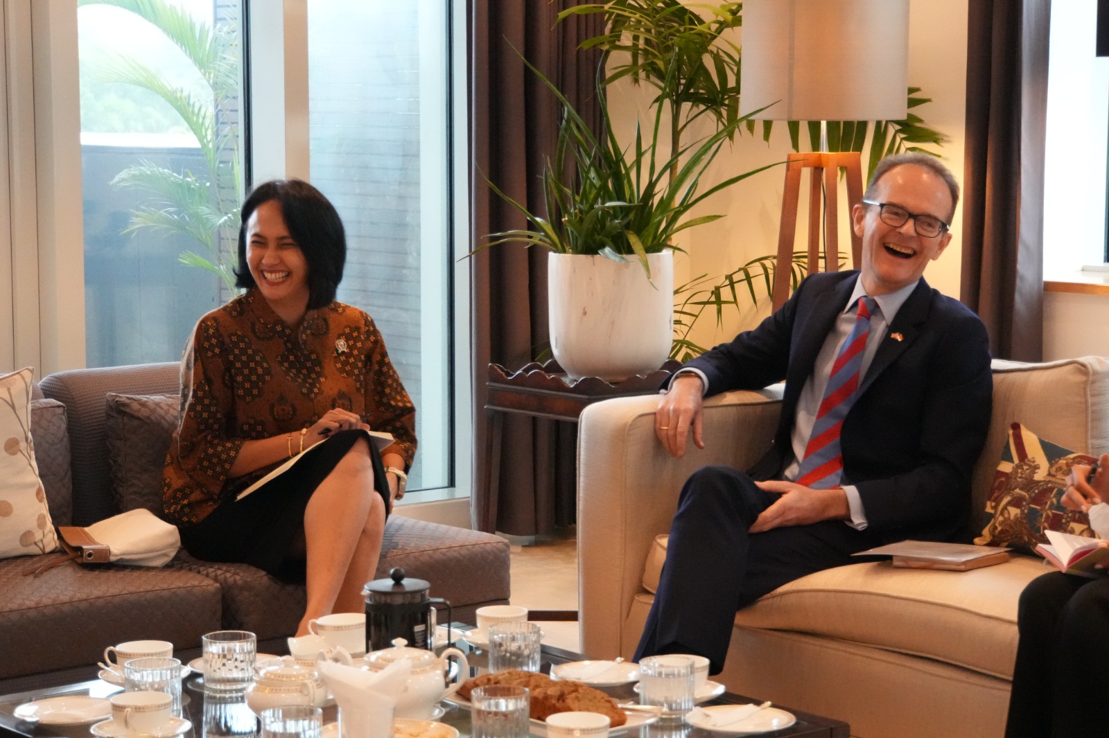 Bahas Peluang dan Tantangan Pekerja Migran di Inggris, Wamen Christina Temui Dubes Dominic Wakil Menteri Pelindungan Pekerja Migran Indonesia (Wamen P2MI), Christina Aryani melakukan pertemuan dengan Duta Besar Inggris untuk Indonesia dan Timor Leste, Dominic Jermey. (BeritaNasional/Elvis Sendouw/HO Hms P2MI)