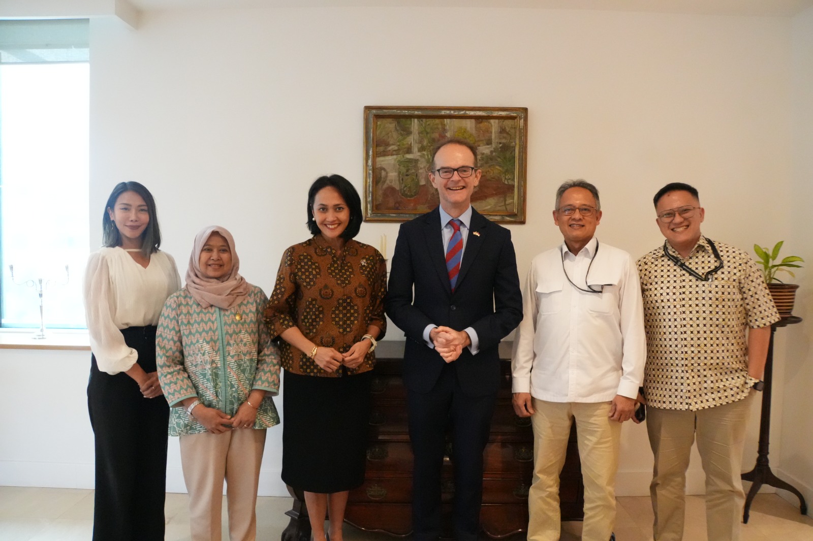 Bahas Peluang dan Tantangan Pekerja Migran di Inggris, Wamen Christina Temui Dubes Dominic Wakil Menteri Pelindungan Pekerja Migran Indonesia (Wamen P2MI), Christina Aryani melakukan pertemuan dengan Duta Besar Inggris untuk Indonesia dan Timor Leste, Dominic Jermey. (BeritaNasional/Elvis Sendouw/HO Hms P2MI)