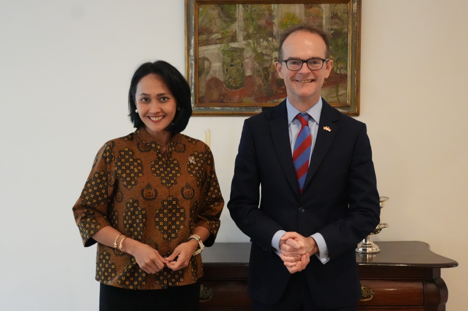 Bahas Peluang dan Tantangan Pekerja Migran di Inggris, Wamen Christina Temui Dubes Dominic Wakil Menteri Pelindungan Pekerja Migran Indonesia (Wamen P2MI), Christina Aryani melakukan pertemuan dengan Duta Besar Inggris untuk Indonesia dan Timor Leste, Dominic Jermey. (BeritaNasional/Elvis Sendouw/HO Hms P2MI)
