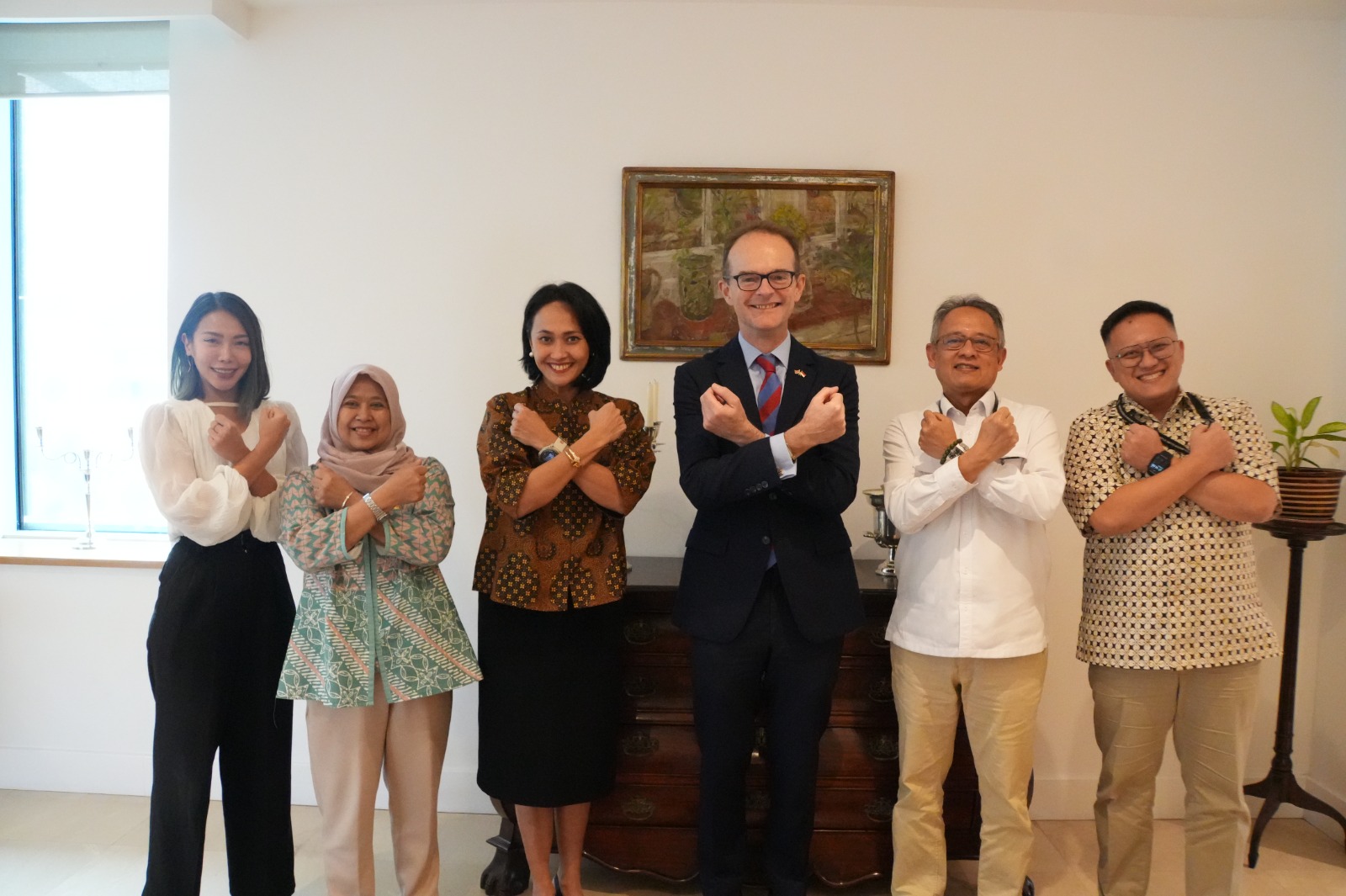 Bahas Peluang dan Tantangan Pekerja Migran di Inggris, Wamen Christina Temui Dubes Dominic Wakil Menteri Pelindungan Pekerja Migran Indonesia (Wamen P2MI), Christina Aryani melakukan pertemuan dengan Duta Besar Inggris untuk Indonesia dan Timor Leste, Dominic Jermey. (BeritaNasional/Elvis Sendouw/HO Hms P2MI)