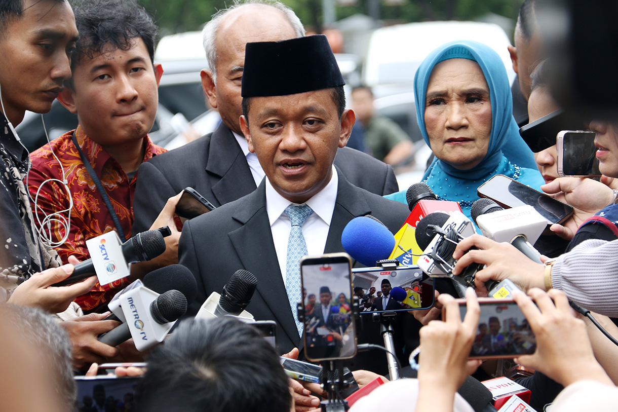 Menteri ESDM sekaligus Ketua Harian Dewan Energi Nasional Bahlil Lahadalia (kedua kanan) didampingi anggota Dewan Energi Nasional Sripeni Inten Cahyani (kanan) memberikan keterangan usai pelantikan Dewan Energi Nasional (DEN) di Istana Negara, Jakarta, Rabu (28/1/2026).(Beritanasional.com/Oke Atmaja)