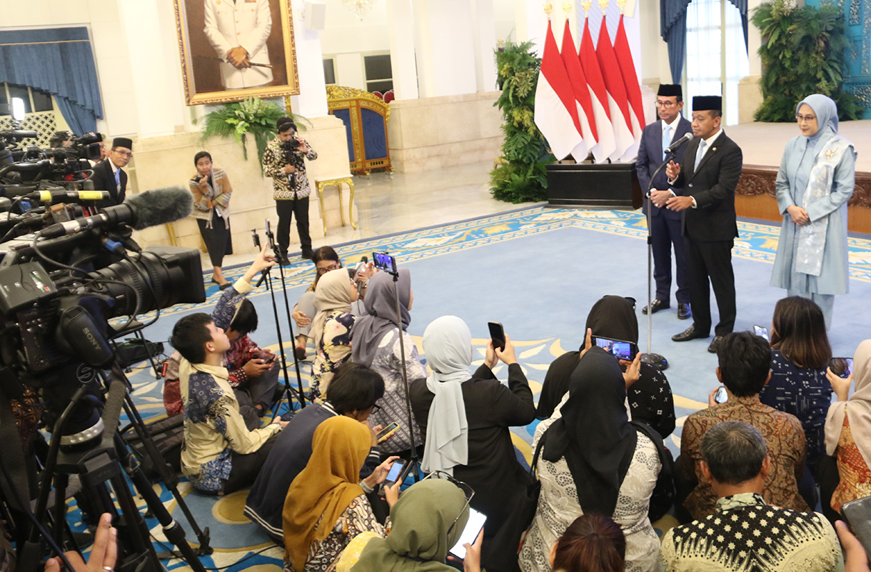Menteri ESDM sekaligus Ketua Harian Dewan Energi Nasional Bahlil Lahadalia (kedua kanan) didampingi anggota Dewan Energi Nasional Sripeni Inten Cahyani (kanan) memberikan keterangan usai pelantikan Dewan Energi Nasional (DEN) di Istana Negara, Jakarta, Rabu (28/1/2026).(Beritanasional.com/Oke Atmaja)