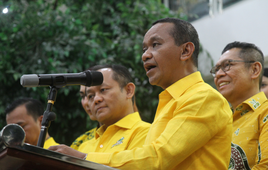 Ketua Umum Partai Golkar Bahlil Lahadalia dan Sekretaris Jenderal Muhammad Sarmuji bersama jajaran pengurus saat memberikan keterangan kepada wartawan terkait susunan kepengurusan periode 2024-2029 di Kantor DPP Partai Golkar, Kemanggisan, Jakarta Barat, Kamis (7/11/2024). (BeritaNasional.com/Oke Atmaja)