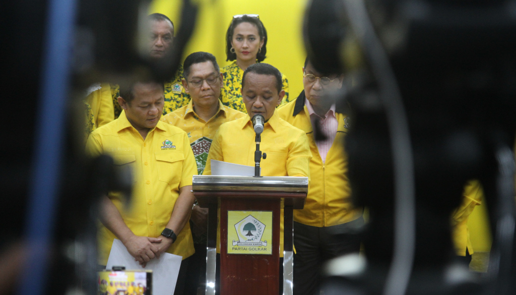 Ketua Umum Partai Golkar Bahlil Lahadalia dan Sekretaris Jenderal Muhammad Sarmuji bersama jajaran pengurus saat memberikan keterangan kepada wartawan terkait susunan kepengurusan periode 2024-2029 di Kantor DPP Partai Golkar, Kemanggisan, Jakarta Barat, Kamis (7/11/2024). (BeritaNasional.com/Oke Atmaja)