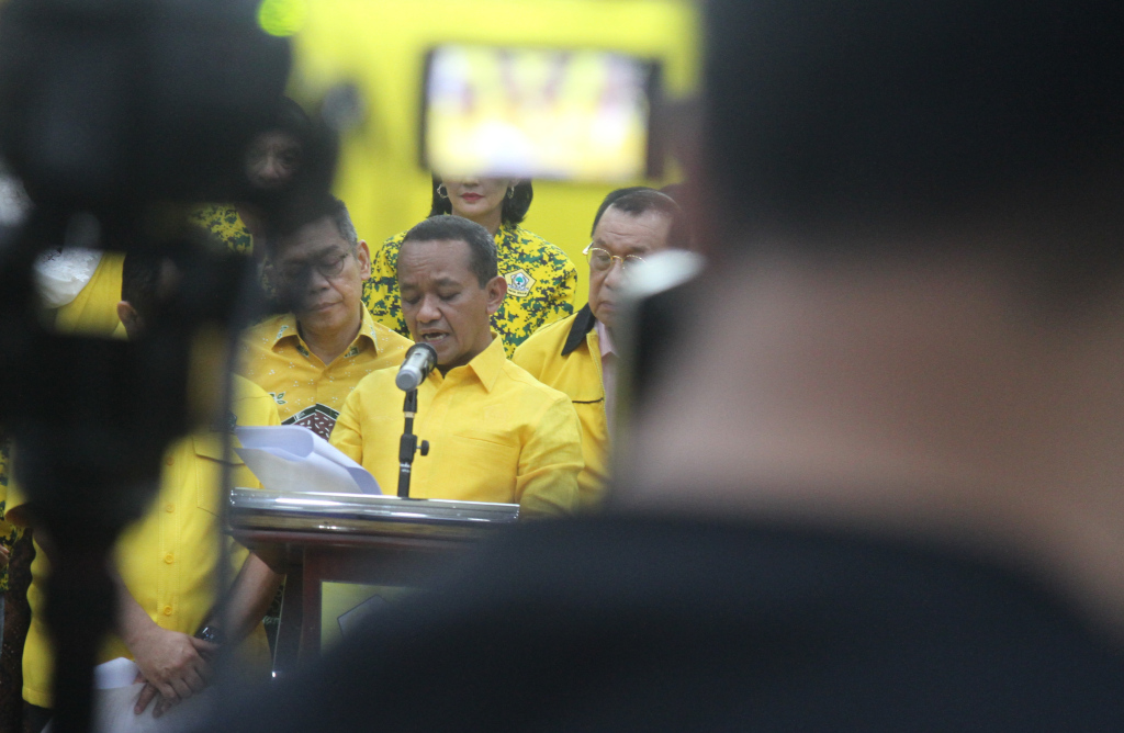 Ketua Umum Partai Golkar Bahlil Lahadalia dan Sekretaris Jenderal Muhammad Sarmuji bersama jajaran pengurus saat memberikan keterangan kepada wartawan terkait susunan kepengurusan periode 2024-2029 di Kantor DPP Partai Golkar, Kemanggisan, Jakarta Barat, Kamis (7/11/2024). (BeritaNasional.com/Oke Atmaja)