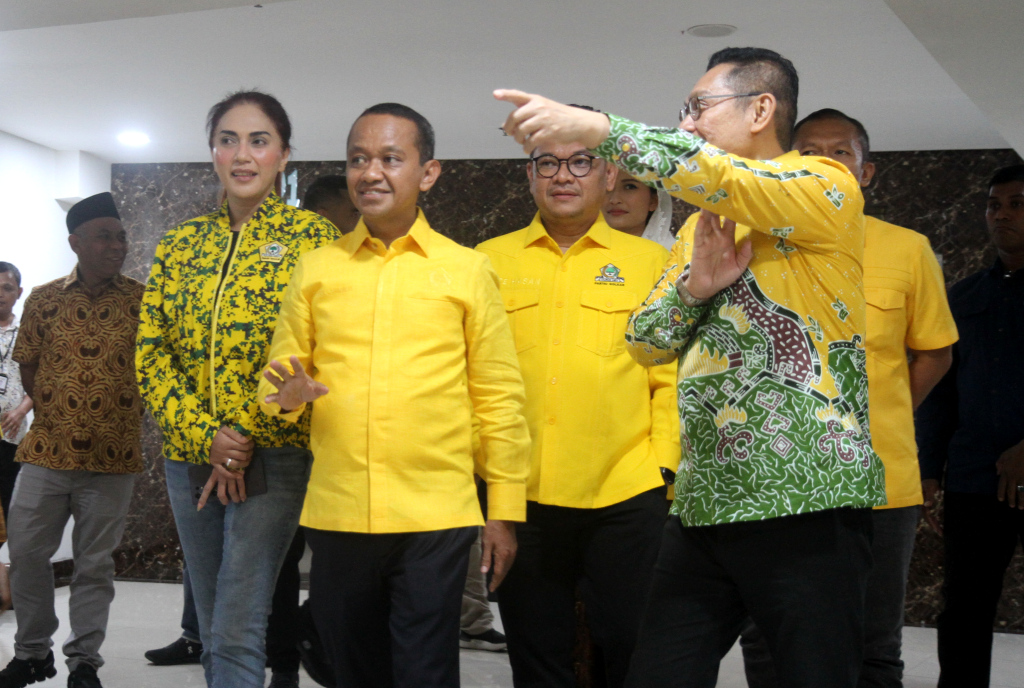 Ketua Umum Partai Golkar Bahlil Lahadalia dan Sekretaris Jenderal Muhammad Sarmuji bersama jajaran pengurus saat memberikan keterangan kepada wartawan terkait susunan kepengurusan periode 2024-2029 di Kantor DPP Partai Golkar, Kemanggisan, Jakarta Barat, Kamis (7/11/2024). (BeritaNasional.com/Oke Atmaja)