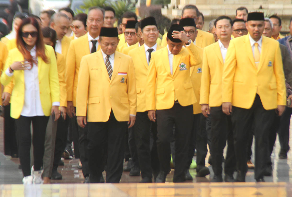 Ketua Umum Partai Golkar Bahlil Lahadalia memberi hormat ke makam Presiden Indonesia BJ Habibie di Taman Makam Pahlawan (TMP) Kalibata, Sabtu (19/10). (BeritaNasional.com/Oke Atmaja)