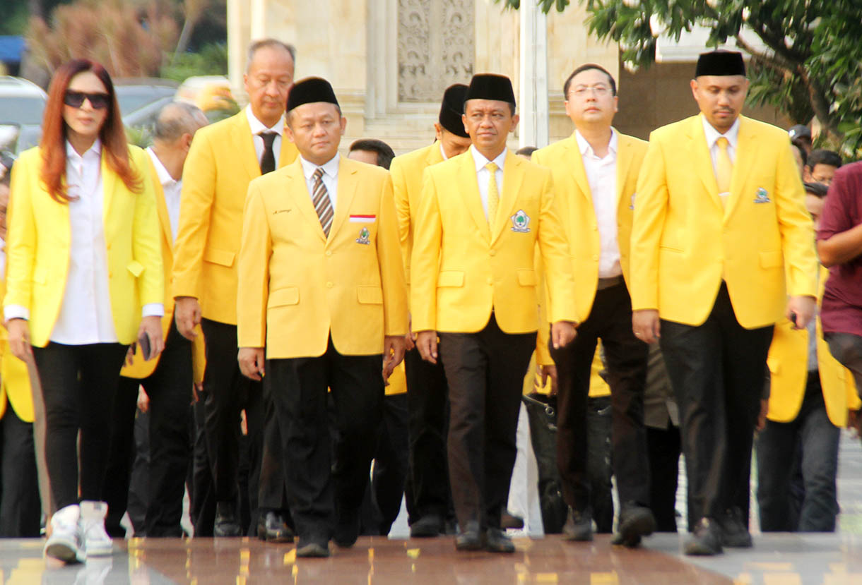 Ketua Umum Partai Golkar Bahlil Lahadalia memberi hormat ke makam Presiden Indonesia BJ Habibie di Taman Makam Pahlawan (TMP) Kalibata, Sabtu (19/10). (BeritaNasional.com/Oke Atmaja)