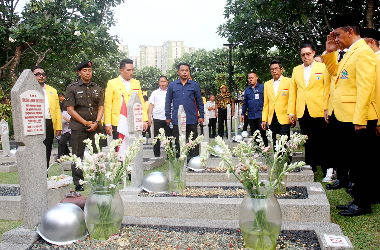 Ketua Umum Partai Golkar Bahlil Lahadalia memberi hormat ke makam Presiden Indonesia BJ Habibie di Taman Makam Pahlawan (TMP) Kalibata, Sabtu (19/10). (BeritaNasional.com/Oke Atmaja)