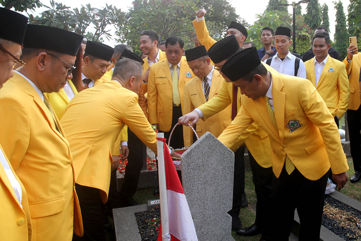 Ketua Umum Partai Golkar Bahlil Lahadalia memberi hormat ke makam Presiden Indonesia BJ Habibie di Taman Makam Pahlawan (TMP) Kalibata, Sabtu (19/10). (BeritaNasional.com/Oke Atmaja)